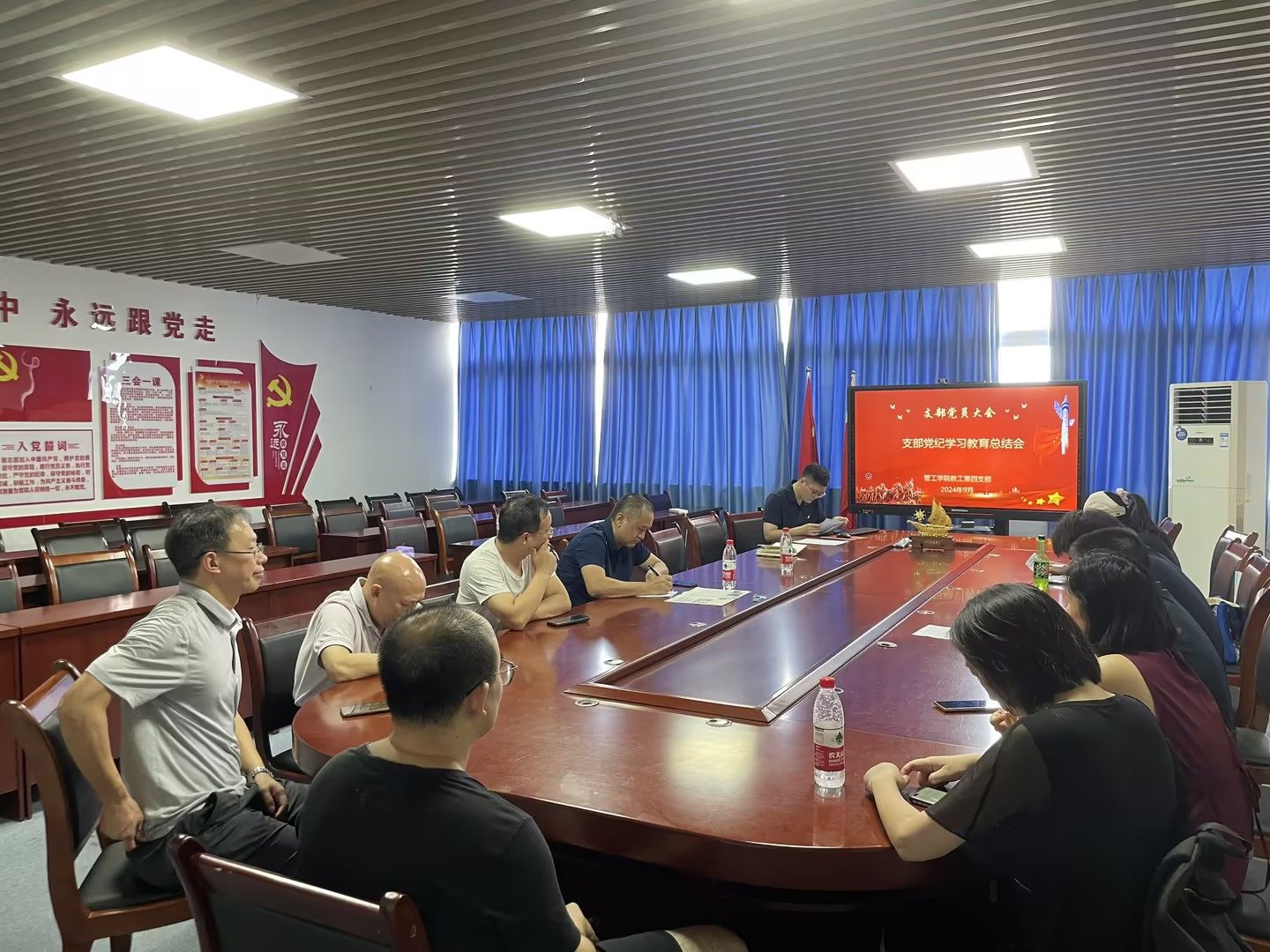 支部党员大会1(1).jpg