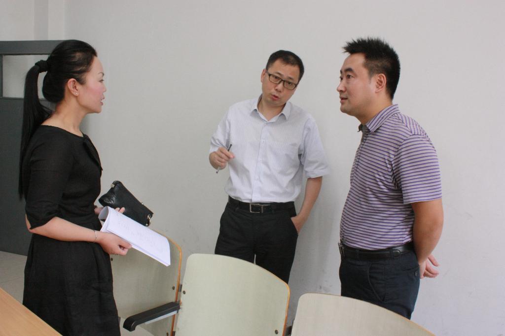 邓德敏书记、王燕副院长课后与袁俊老师交流