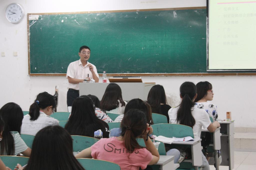 刘相勇老师正在给学生讲授《市场营销学》